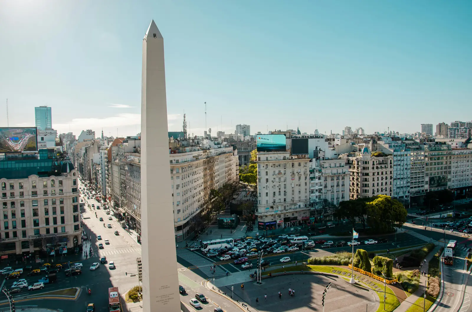 Avenida 9 de Julio y el Obelisco, en el microcentro de Buenos Aires, donde está el estudio